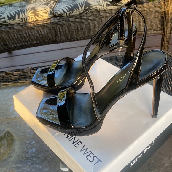 Nine West strappy size 8 black heel - Picture 4 of 4